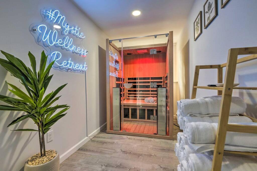 New! Updated Mystic Home W/ Sauna, Hot Tub & Deck Zewnętrze zdjęcie