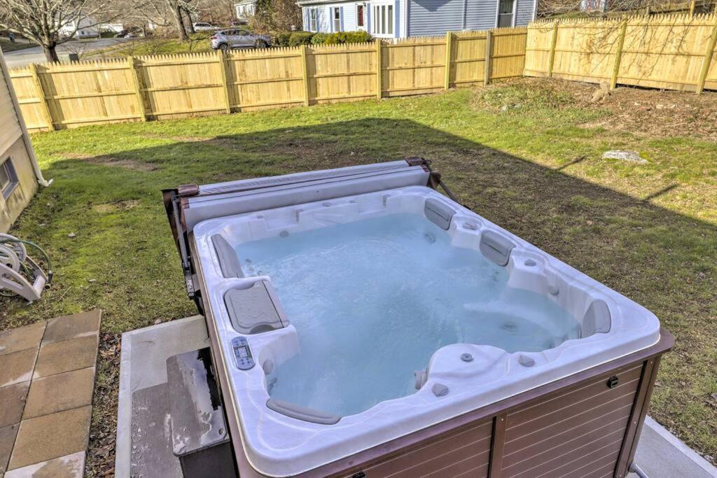 New! Updated Mystic Home W/ Sauna, Hot Tub & Deck Zewnętrze zdjęcie