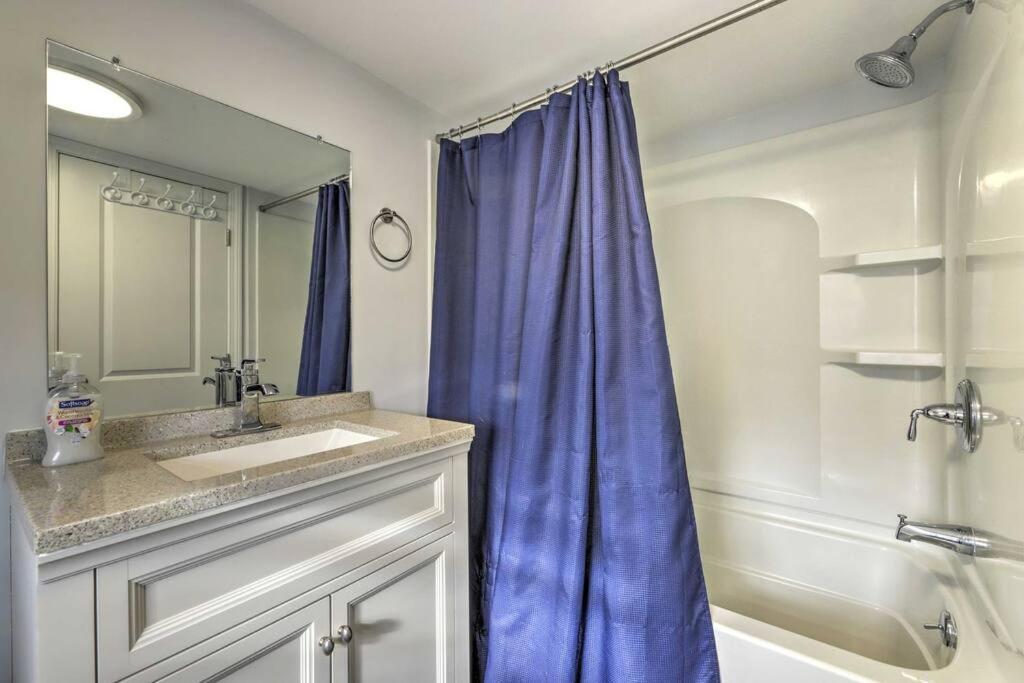 New! Updated Mystic Home W/ Sauna, Hot Tub & Deck Zewnętrze zdjęcie
